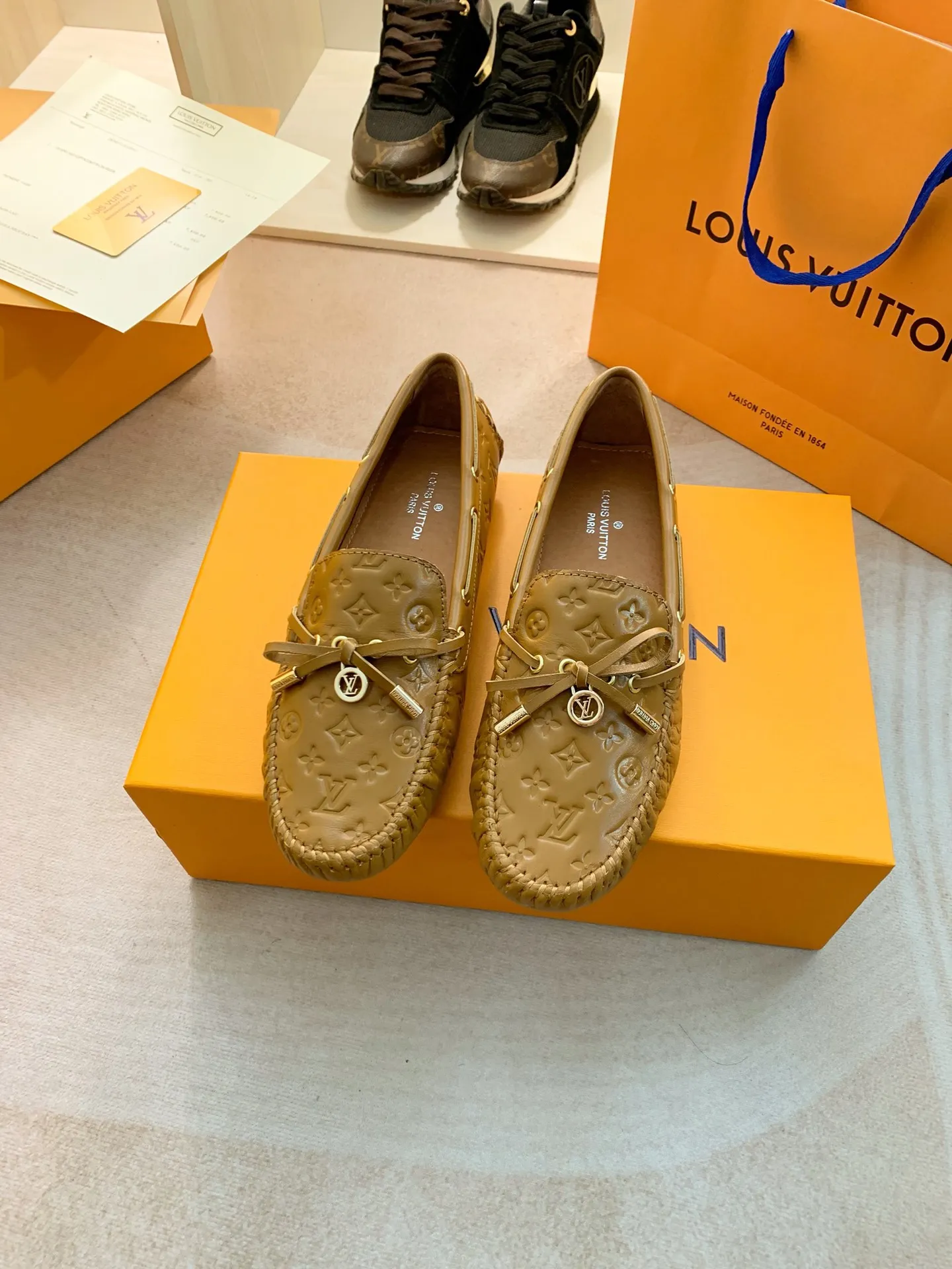 p460💰Couple model❤️🇫🇷 𝙇𝙤𝙪𝙞𝙨 𝙑𝙪𝙞𝙩𝙩𝙤𝙣 🇫🇷Louis Vuitton 2023 Classic𝓛𝓿 𝓣𝓻𝓪𝓲𝓷𝓮𝓻 Sports Series ➪➪➪¯ [Arizona Doudou Shoes Series] ▪️▪️▪️Arizona slip-on shoes are made of Monogram Eclipse canvas. Its hand-painted and dyed edges and hand-sewn uppers fully demonstrate Louis Vuitton's traditional shoemaking craftsmanship. This slip-on shoe is very lightweight. The integrated tongue and upper make it particularly comfortable and flexible. The soft outsole is equipped with rubber padding. Decorated with matching sash. Detailed features: ☑️Monogram Eclipse canvas ☑️Black Eclipse pattern ☑️Hand-painted shoe edges ☑️Hand-sewn uppers (each pair takes time to process) ☑️Integrated tongue and upper construction ☑️Outsole equipped with rubber lining ☑️size: 35_46